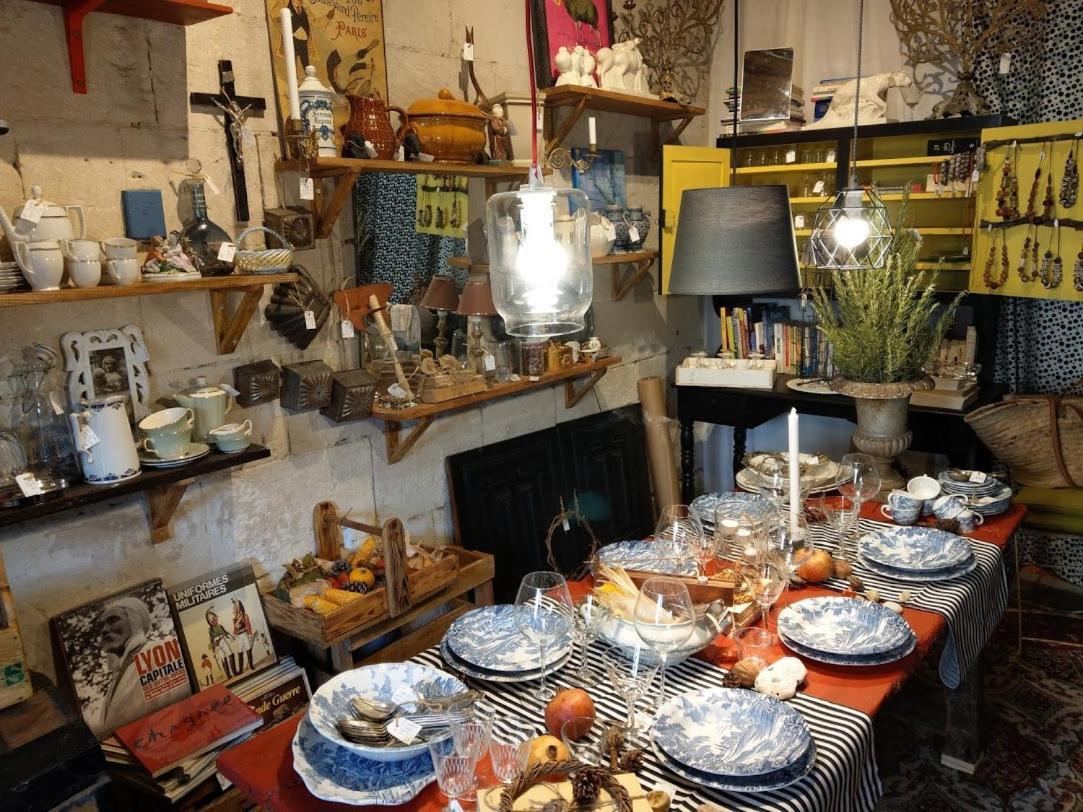 Maison D'Hotes "Les Volets Verts" Et Sa Brocante Ecueille Exterior photo