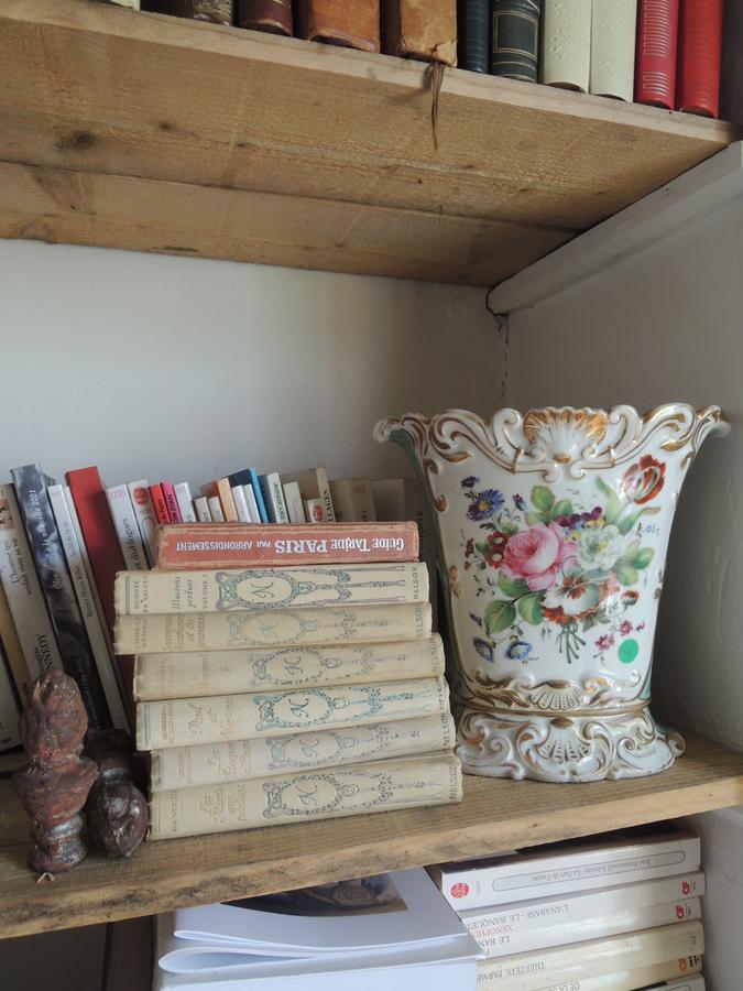 Maison D'Hotes "Les Volets Verts" Et Sa Brocante Ecueille Exterior photo